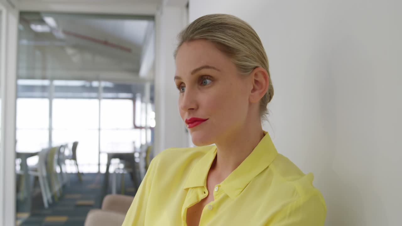 mujer joven que trabaja en una oficina creativa