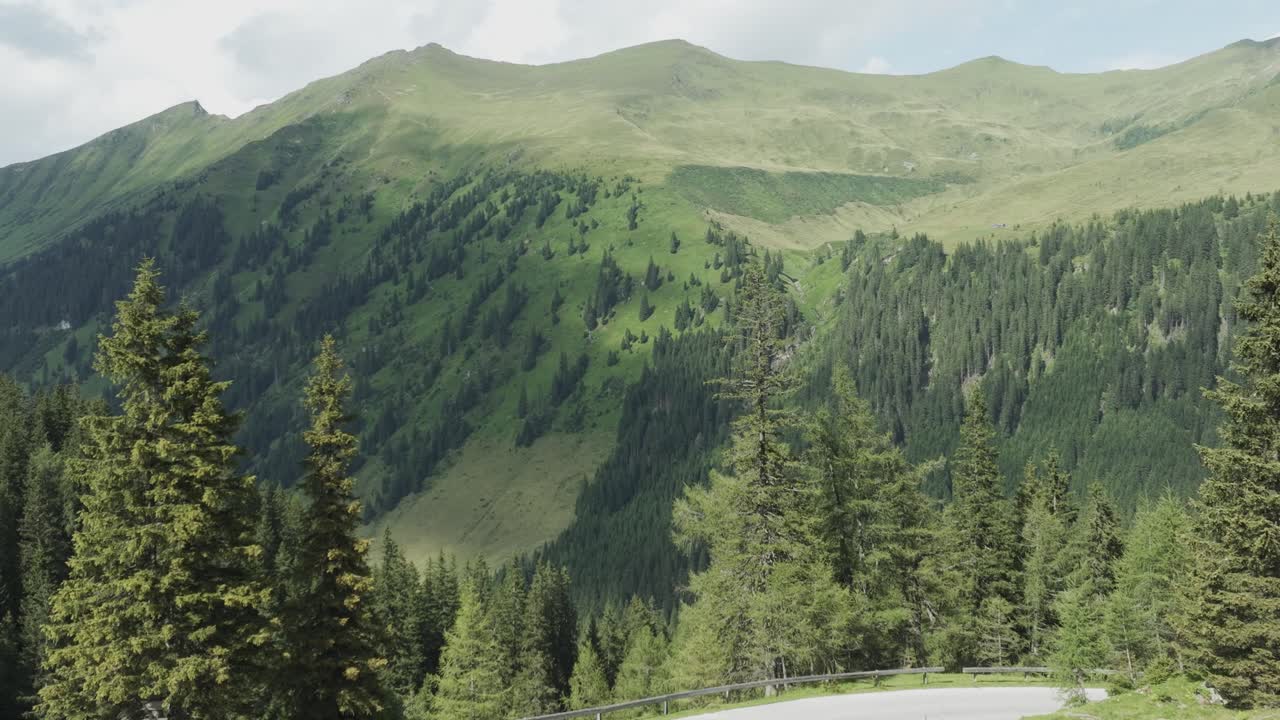 vista de pájaro de un valle exuberante y verde enclavado entre las montañas sölktäler de estiria