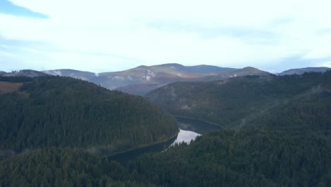 Luftaufnahmen,-Die-Einem-Fluss-Durch-Eine-Rumänische-Bergkette-Folgen-Und-Dann-Geschwenkt-Werden,-Um-Eine-Wunderschöne-Landschaft-Freizulegen