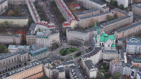 Eng-Kreisende-Luftaufnahme-Des-Plac-Zbawiciela-An-Einem-Bewölkten-Tag