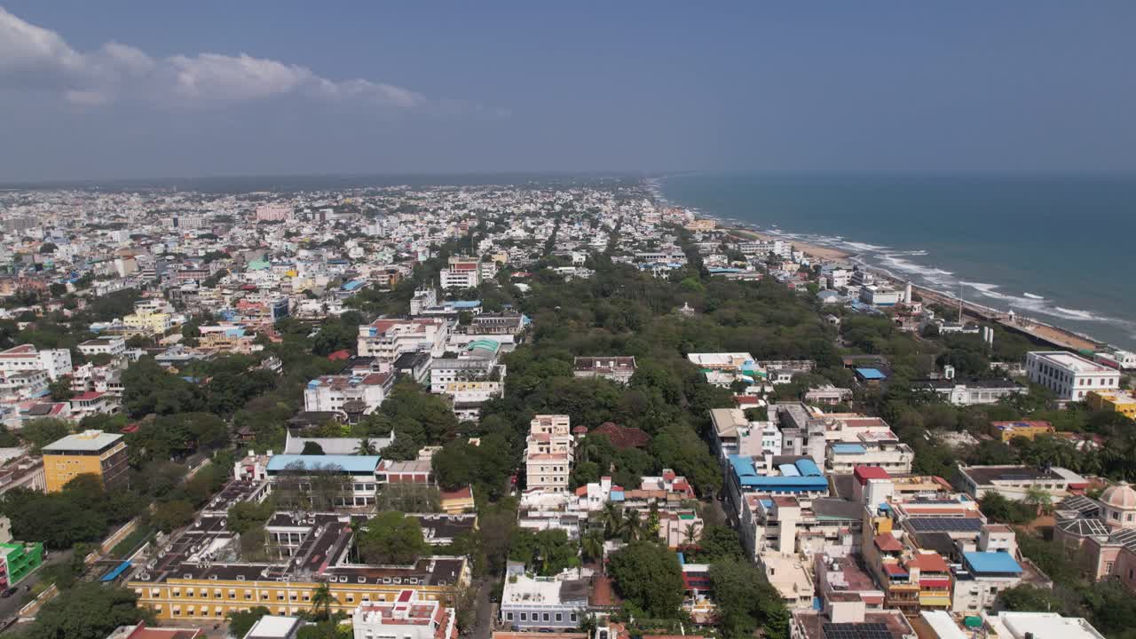 toda la ciudad de puducherry, así como la impresionante costa de la bahía de bengala son visibles en imágenes aéreas.