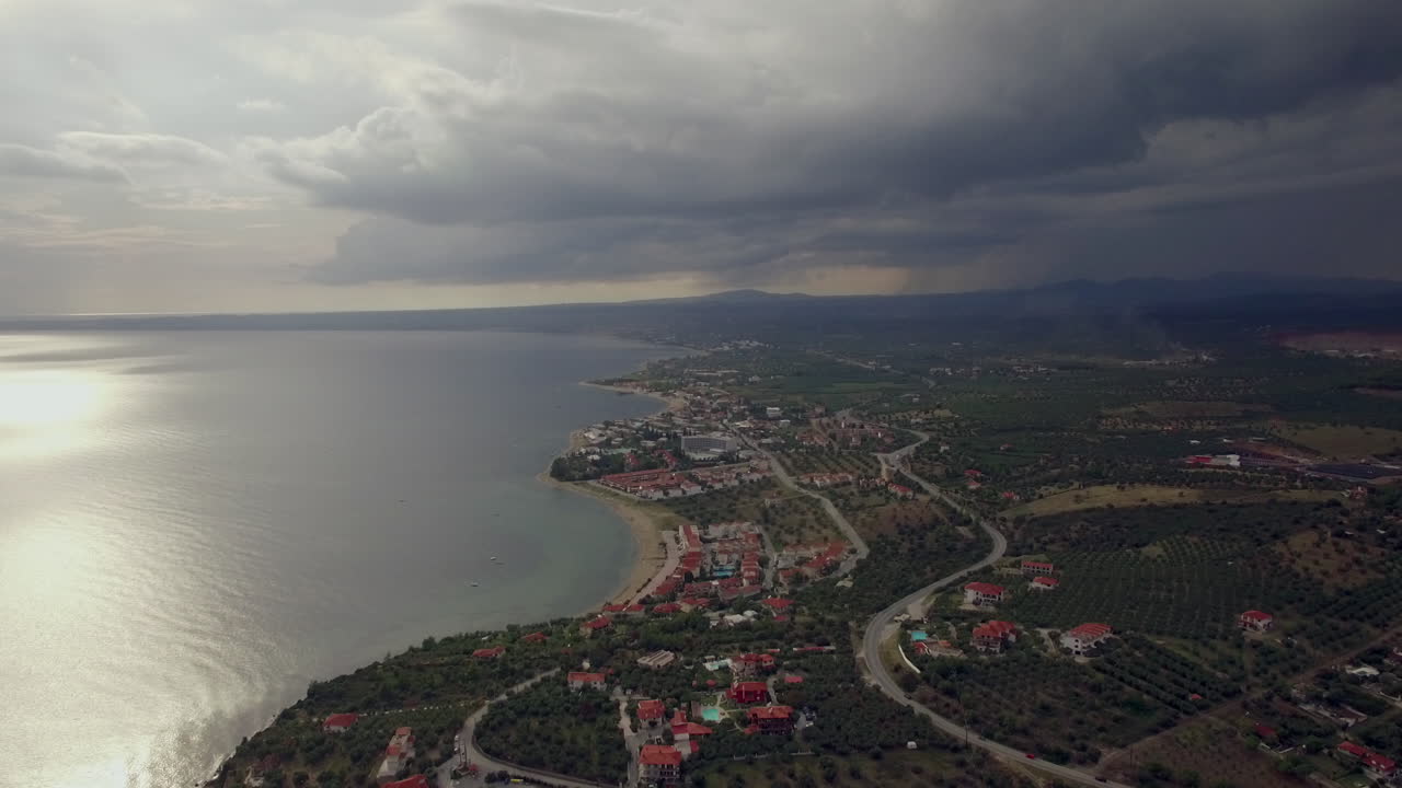 volando sobre la playa de trikorfo costa y mar en un día nublado grecia