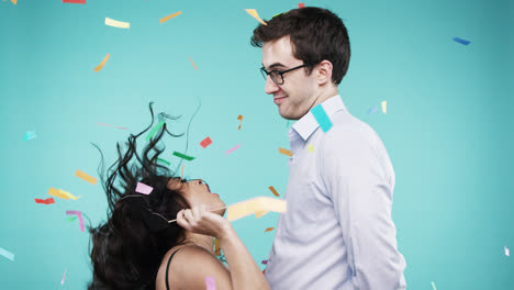 mujer india sexy bailando con un hombre geek cámara lenta fiesta cabina de fotos
