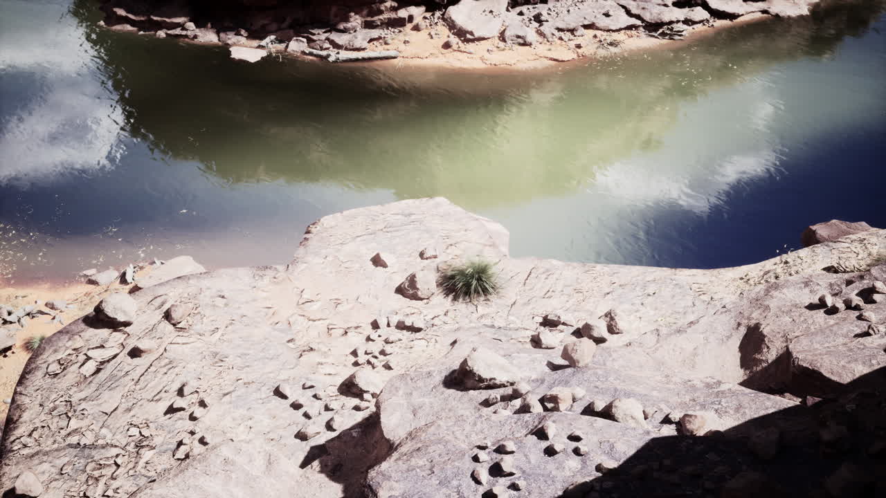 reflexión del río del desierto del cañón