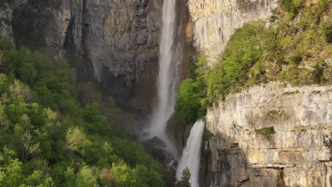 El-Dron-Se-Acerca-A-La-Vista-Panorámica-De-Las-Cataratas-Seerenbach,-Amden-Betlis-Walensee,-Suiza.