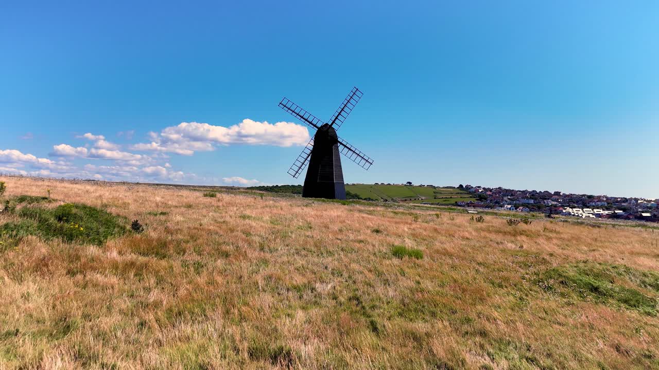 4k дроны показывают короткий низкий воздушный подход к красивой ветряной мельнице в роттингдине, сассекс