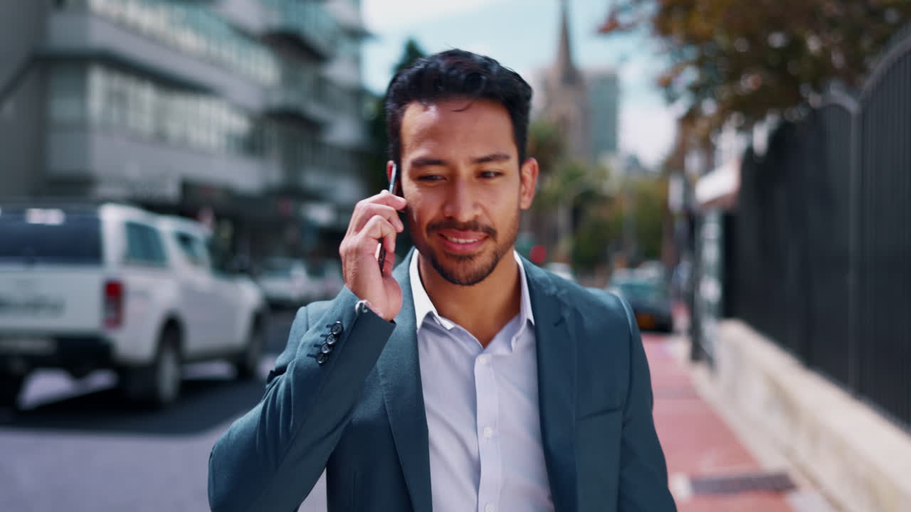 전화 통화, 걸어서 행복한 사업가