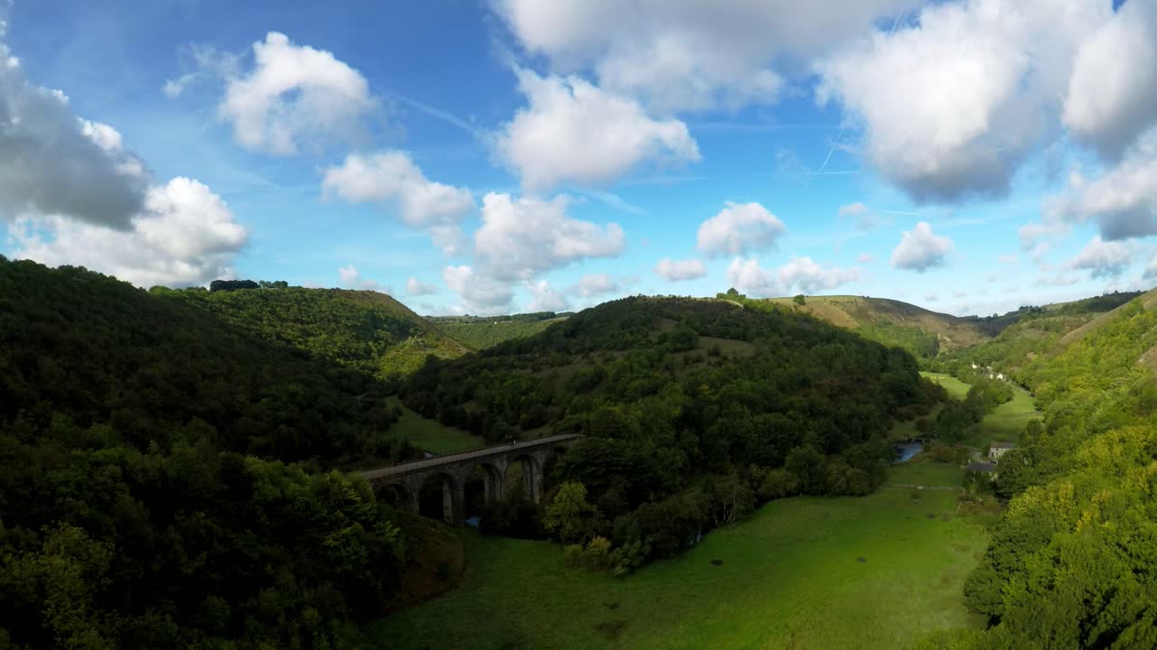 vista aérea, imágenes del viaducto de lápida en bakewell, derbyshire, el parque nacional del distrito pico, en un hermoso día de verano lleno de nubes, comúnmente utilizado por ciclistas, excursionistas, popular entre los turistas