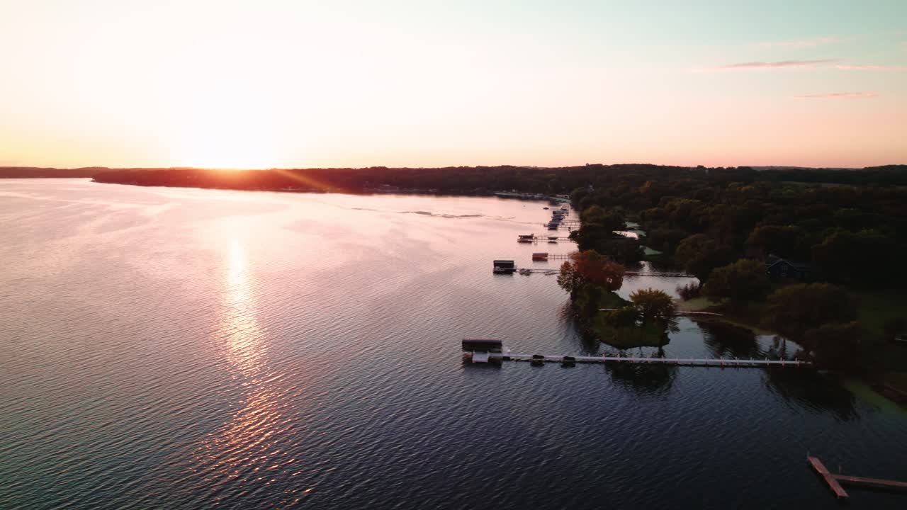 Solnedgangsudsigt over fredfyldte huse nær Green Lake Inlet Boat Launch Site i Ripon, Wisconsin, der indfanger den fredelige atmosfære af livet ved søen, mens dagen går over i nat