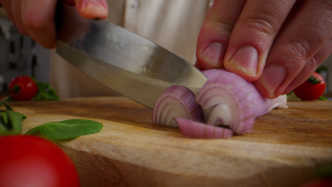 cortar las cebollas rojas