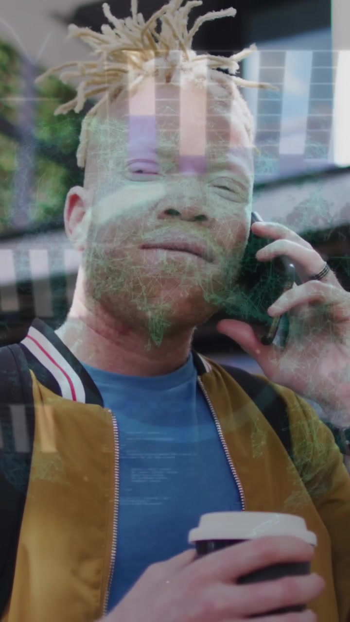 Animação de globos e gráficos sobre um homem afro-americano bebendo café enquanto fala ao celular.