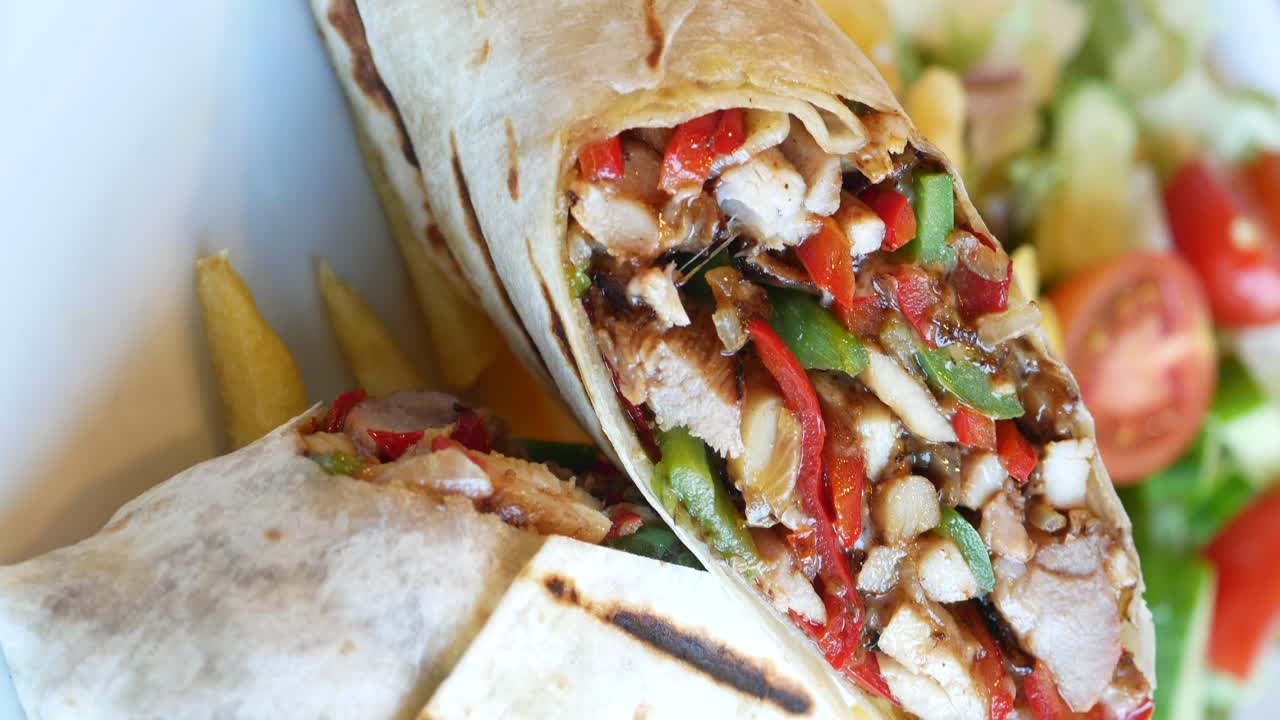 envoltura de pollo con patatas fritas y ensalada