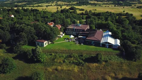 Hermosa-Ceremonia-De-Boda-Novia-Decoración-Disparar-Desde-Un-Dron