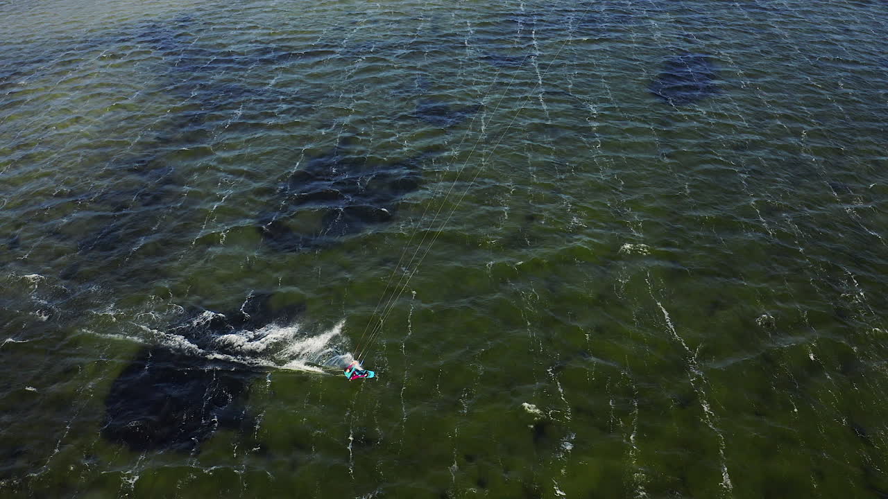 넓은 기울어진 위아래 드론  ⁇ 은  ⁇ 망진창 바다를 통해 폭발 kitesurfer에 근접