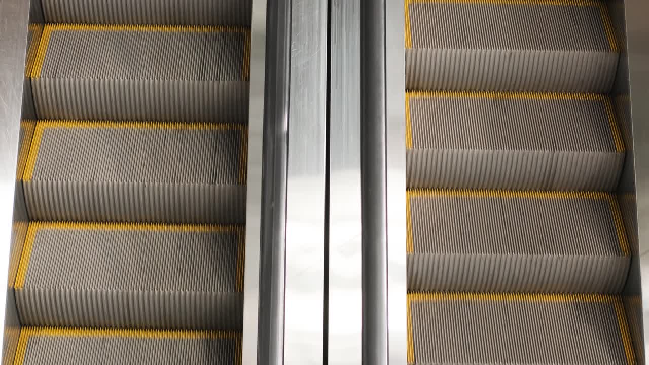 유리 과 금속 계단으로 에스컬레이터를 올라가는 쇼핑몰에서 이동하는 에스클레이터