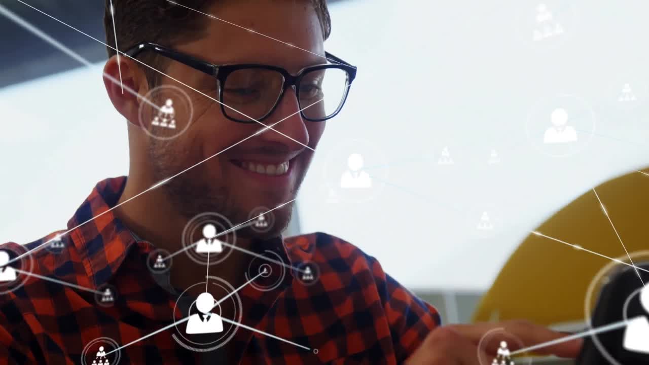 animación de la red de iconos de perfil sobre el hombre caucásico usando tableta digital en la oficina.