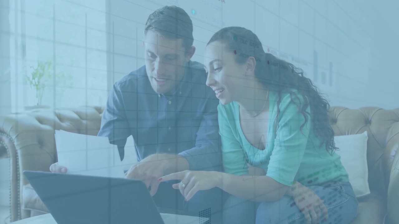 animación del procesamiento de datos del mercado de valores sobre una pareja caucásica que calcula las finanzas en casa