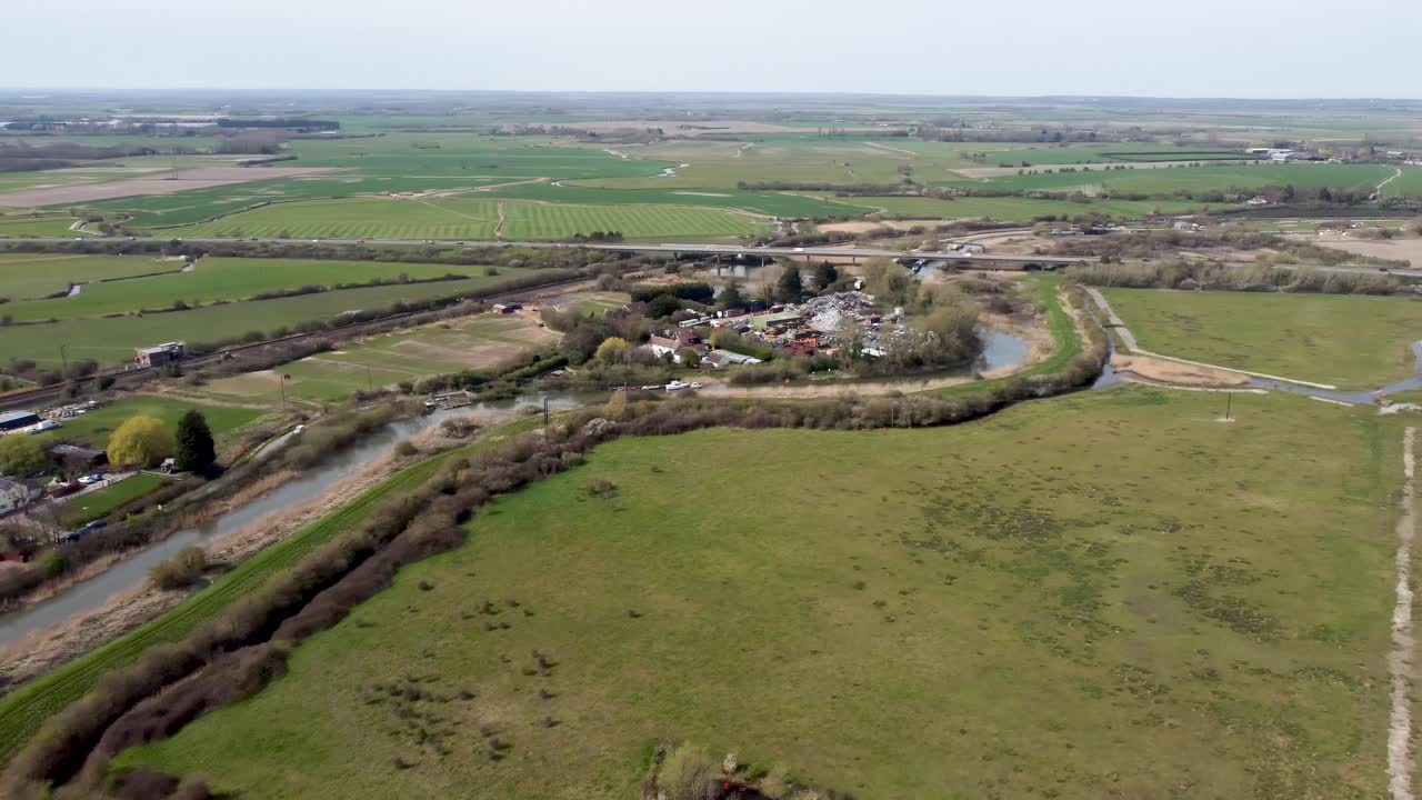 panorámica toma aérea de drones del río stour en kent, inglaterra