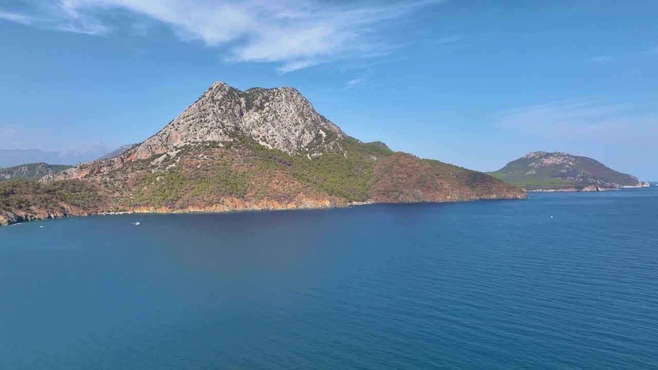 paisaje de montaña costera con aguas azules