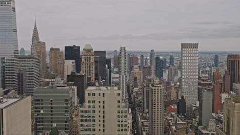 Nyc-Nueva-York-Antena-V228-Drone-Sobrevuelo-Distrito-De-Prendas-De-Vestir,-Vista-Aérea-Que-Captura-Los-Imponentes-Rascacielos-Del-Paisaje-Urbano-Del-Centro-De-Manhattan-Sur-Durante-El-Día---Filmado-Con-Inspire-3-8k---Septiembre-De-2023