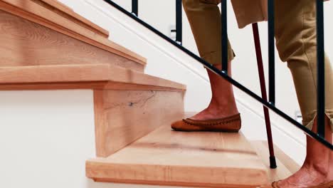 mujer mayor subiendo las escaleras en casa
