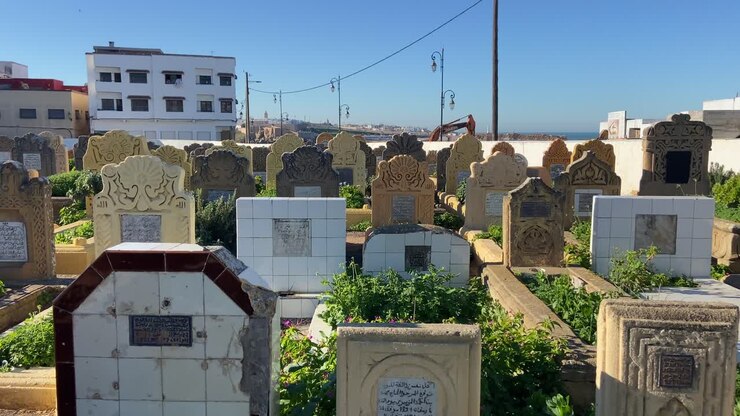 Insieme di lapidi in un cimitero arabo a Rabat