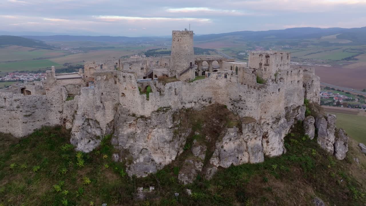 Burg steht über sanften Hügeln zur goldenen Stunde, Slowakei