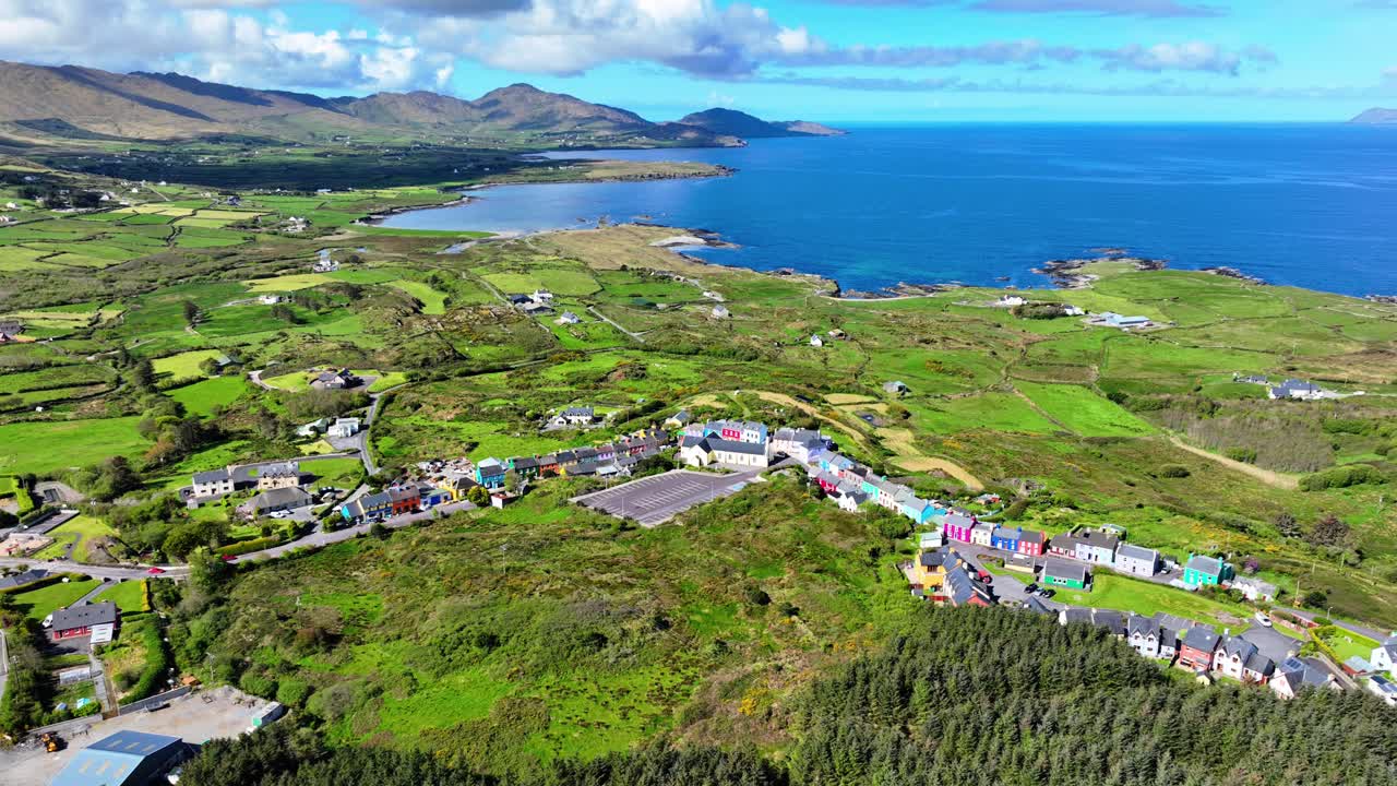 아일랜드 서부 코크에 있는 비아라 반도 (beara peninsula) 의 화려한 풍경, 화려한 색채로 빛나는 아이리즈 마을 (eyrieys village) 이 아름다운 풍경 속에서 불타고 있다.