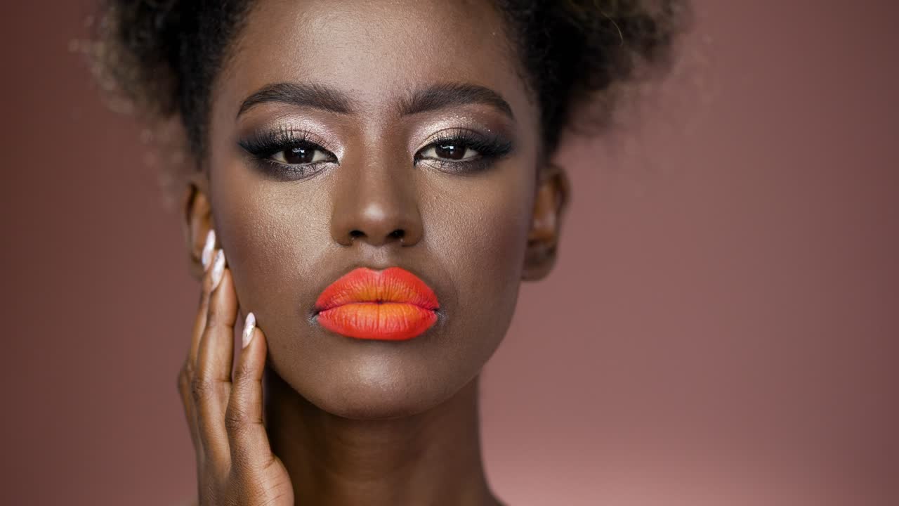 hermosa mujer afroamericana con maquillaje audaz