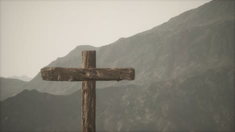 Hölzernes-Kruzifixkreuz-Am-Berg