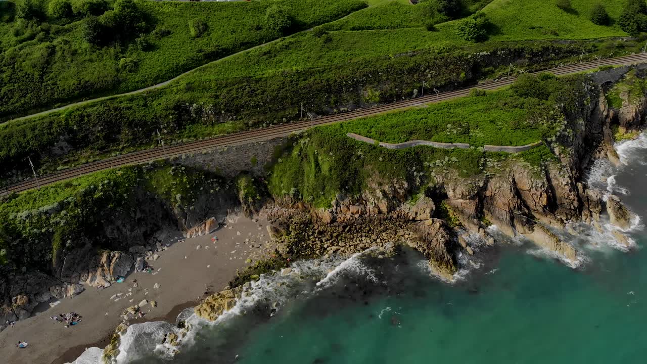 Bellissima scena di onde che si infrangono sulla spiaggia in una splendida giornata luminosa a Kiliney, Dublino, Irlanda