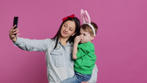 Madre-Tomando-Fotos-Con-Su-Adorable-Niño-Pequeño-En-El-Teléfono-Móvil