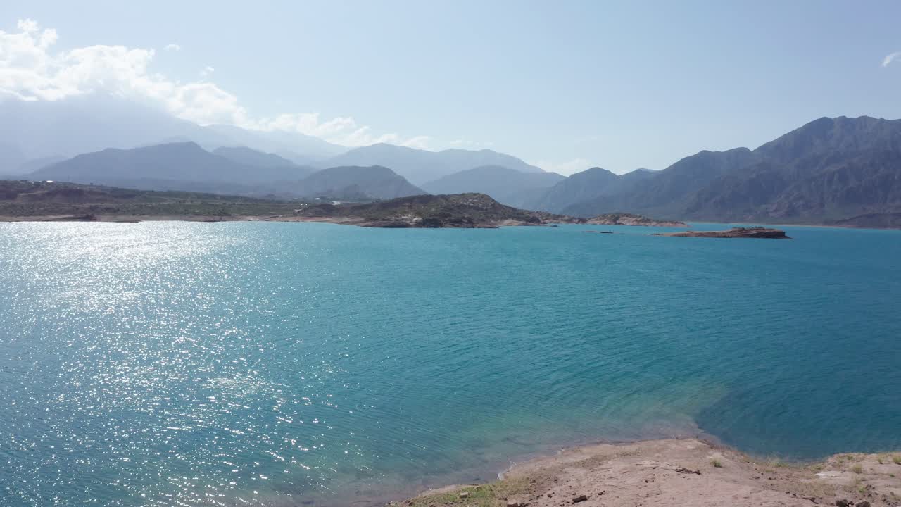 presa de potrerillos en el río de agua azul turquesa de mendoza, argentina