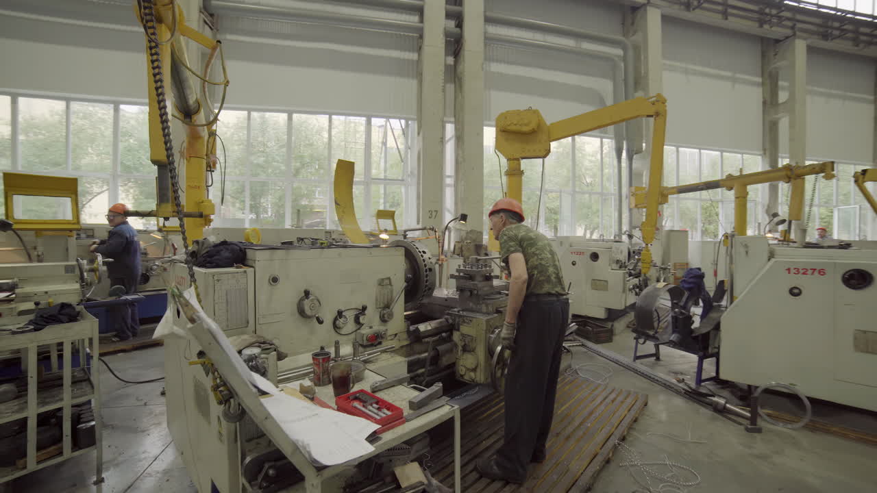 фабричные работники, работающие с машинами