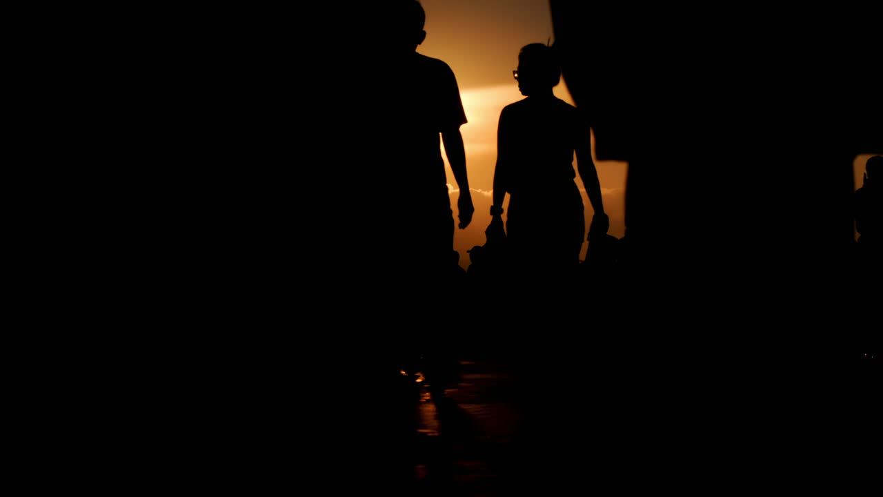 silueta de personas caminando en cámara lenta