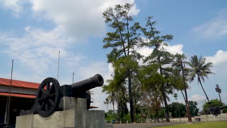 Viejo-Cañón-De-La-Era-Colonial-Holandesa-En-Indonesia,-Baja-Del-Cielo