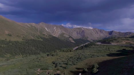 Autos-Conduciendo-Sobre-Un-Sinuoso-Paso-De-Montaña-Rocosa-Drone-4k