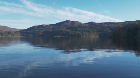 Hermoso-Punto-De-Vista-De-Otoño-Viajando-A-Través-Del-Lago-En-Aguas-Tranquilas