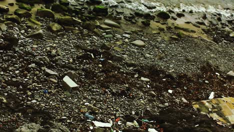 Strandverschmutzung-An-Einem-Winzigen-Felsstrand