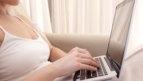 Frauen-Benutzen-Laptop-Auf-Ihrem-Sofa