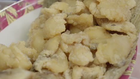 Close-up-panning-view-of-an-Asian-fried-fish-in-a-bowl