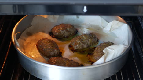 las albóndigas en una bandeja para hornear se hornean en el horno