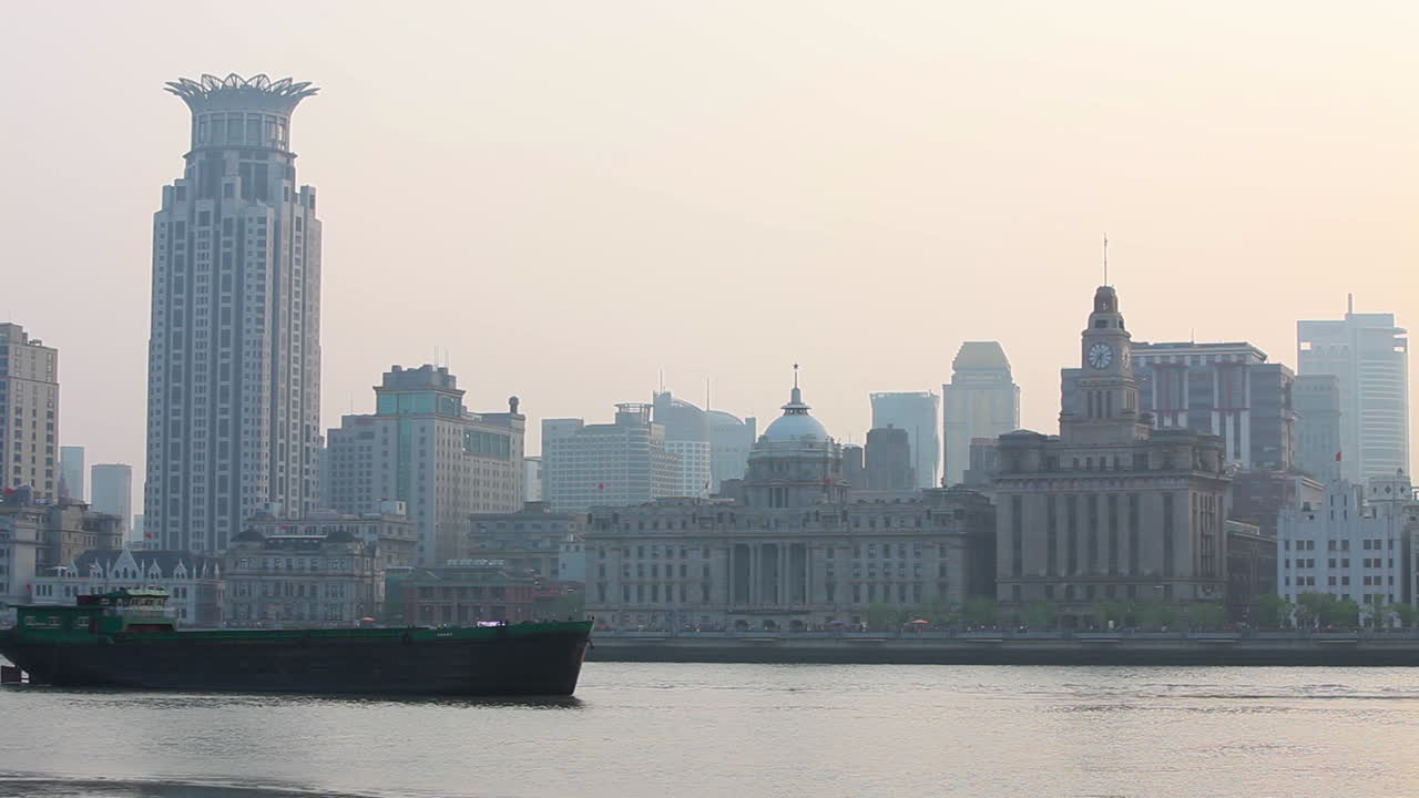 바지선은 스모그와 안개 3에서 중국 상하이의 진주 강을 여행합니다.