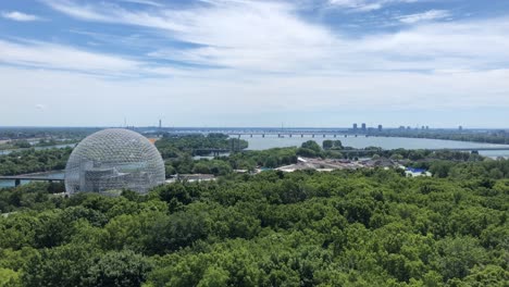 Panorama-De-Verano-De-Montreal,-Toma-Panorámica-Desde-El-Parque-Jean-Drapeau-Con-La-Biosfera-Y-El-Río-Saint-Laurent