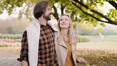 Liebespaar-Beim-Herbstspaziergang-Im-Park