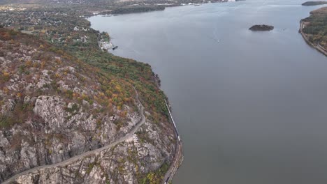 Una-Vista-Aérea-De-Las-Montañas-Del-Norte-Del-Estado-De-Nueva-York-En-Otoño-En-Un-Hermoso-Día