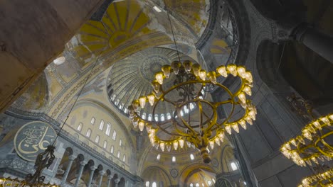 el interior de hagia sophia con candelabros