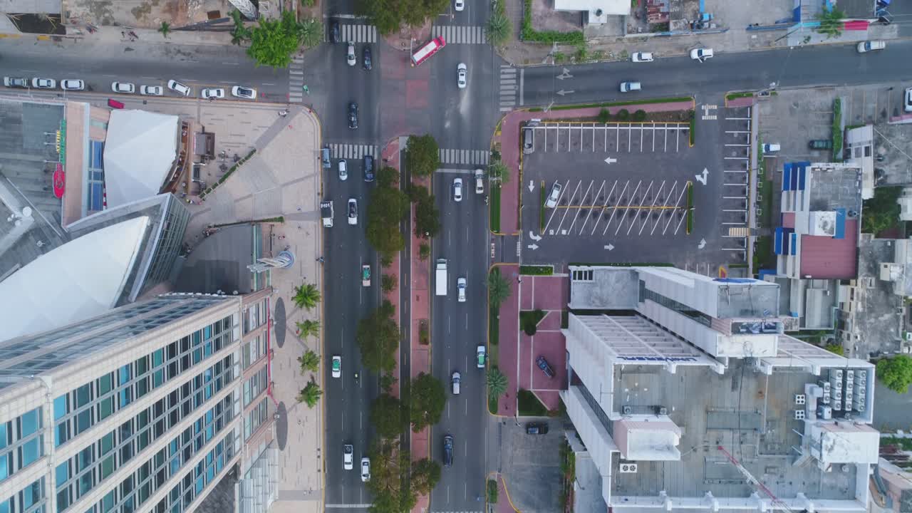 vista panorámica de los autos que se mueven por las concurridas calles de la ciudad en santo domingo república dominicana drone antena