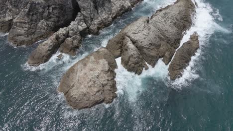 Ocean-Waves-Crashing-Against-Rocky-Coast-Of-Headland-Park-Near-South-Gorge-Beach---Point-Lookout,-North-Stradbroke-Island,-Australia