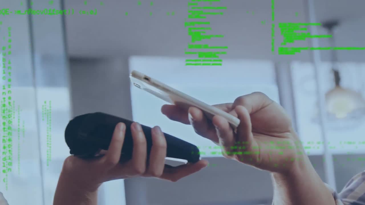 animación del procesamiento de datos sobre un hombre caucásico pagando con un teléfono inteligente